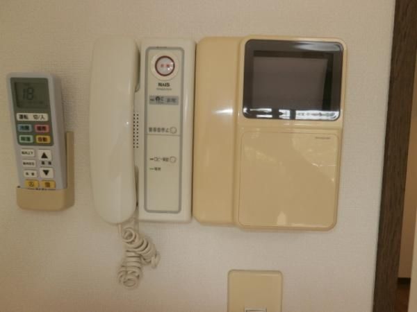 �y�Z�L�����e�B�z�@